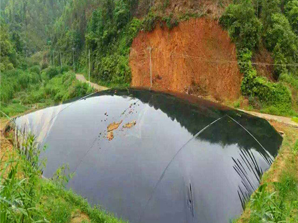 保障沼氣池黑膜的焊接工作“井然有序” 保障沼氣池黑膜的焊接工作“井然有序”