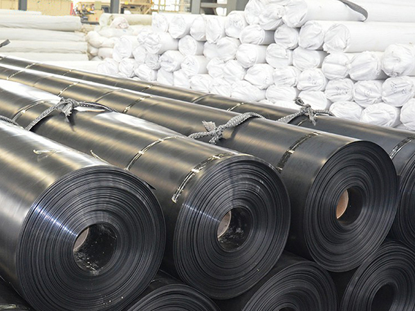 鋪設(shè)養(yǎng)殖防滲膜時長度不夠該如何解決？