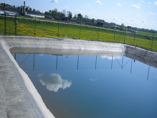 水池中鋪設(shè)防滲土工膜注意事項詳解 水池中鋪設(shè)防滲土工膜注意事項詳解