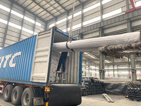   如今社會經(jīng)濟在不斷的發(fā)展壯大，土工材料市場也在逐漸壯大起來，HDPE土工膜就是比較典型的土工材料產(chǎn)品，HDPE土工膜的應(yīng)用范圍也是比較廣泛的，公司作為一家經(jīng)驗豐富的HDPE土工膜生產(chǎn)企業(yè)，我們掌握了解產(chǎn)品的各方面使用技巧，關(guān)于HDPE土工膜防水能力的影響因素動作，小編為您簡要概況。   1、在鋪設(shè)HDPE土工膜之前，土建施工施工單位，考慮到方案設(shè)計要求和施工條件，并進行建筑施工前檢查記錄。   2、基礎(chǔ)使用性能應(yīng)符合方案設(shè)計要求：支模底部、坡度和坡度比、坡度鋼筋錨固槽、護坡和護坡的表面和表面、倉筒墻的混凝土表面。應(yīng)苛刻符合方案設(shè)計要求。   3、底板應(yīng)干燥、壓實、平整、無間隙、鋒利的突起，土壤層或鐵鍬，垂直深層次為25mm。理應(yīng)有根、沙礫、石頭、建筑鋼材和玻璃碎片。平面度應(yīng)在允許范圍內(nèi)輕微變更，坡度應(yīng)均勻。   4、陰影在基準(zhǔn)點的陰角線處光潔對接，柱的根部應(yīng)彎曲。   5、板才表面干燥，水分成份應(yīng)小于百分之十五。   6、就算堆積密度不小于1.4噸/平方米，基礎(chǔ)也應(yīng)集聚。   7、HDPE土工膜的建筑施工僅有在建筑工程，工程建設(shè)監(jiān)理，依據(jù)工程竣工驗收后才能夠進行。   以上知識點就是影響HDPE土工膜防水能力的幾點因素，希望能夠幫助客戶朋友更好的了解產(chǎn)品的使用，保障工程施工質(zhì)量提供一定支持幫助，更多土工材料產(chǎn)品的選購，歡迎您光臨我們泰安佳路通。