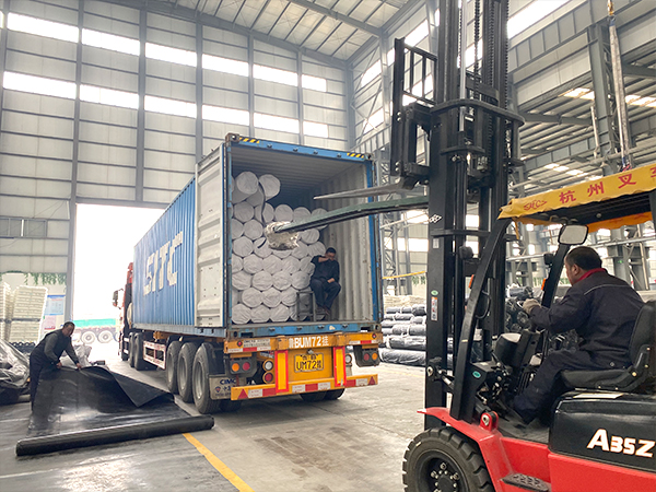 為何要在hdpe土工膜鋪設(shè)面上覆土？