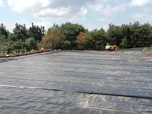 及時(shí)修復(fù)防滲土工膜，保障工程質(zhì)量