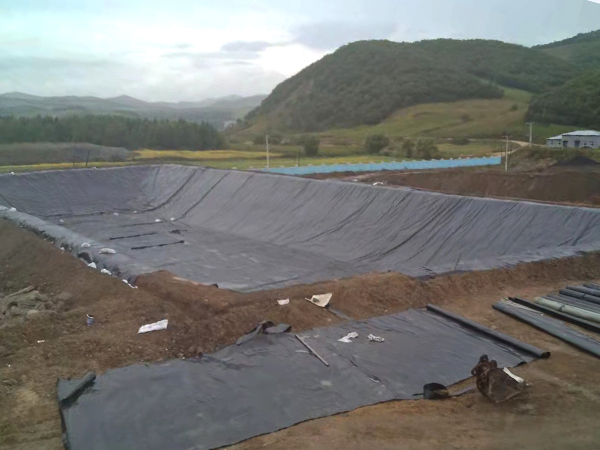 土工膜施工過(guò)程中為何需要添加保護(hù)層？