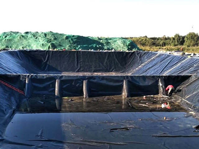 防滲膜廠家為您概述復(fù)合土工膜鼓包現(xiàn)象。