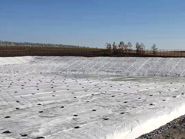 垃圾填埋場鋪設(shè)防滲土工膜該如何施工？