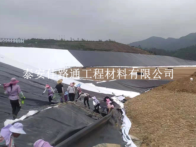 水庫堤壩鋪設(shè)防滲土工膜是需要進(jìn)行固定的 水庫堤壩鋪設(shè)防滲土工膜是需要進(jìn)行固定的