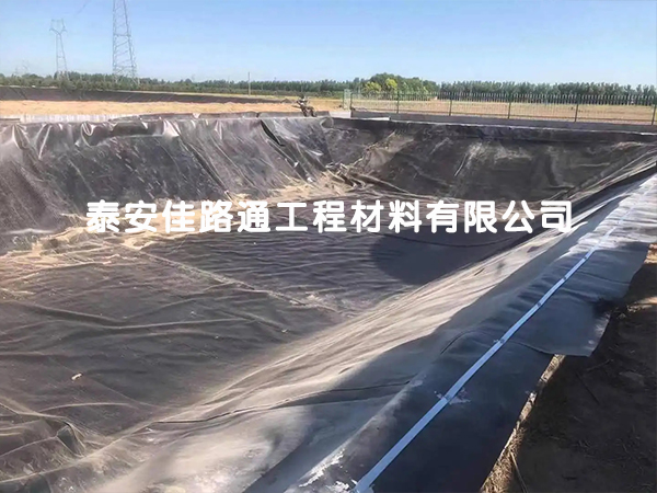 人工湖防滲土工膜在鋪設(shè)施工時(shí)須關(guān)注基面與氣候 人工湖防滲土工膜在鋪設(shè)施工時(shí)須關(guān)注基面與氣候