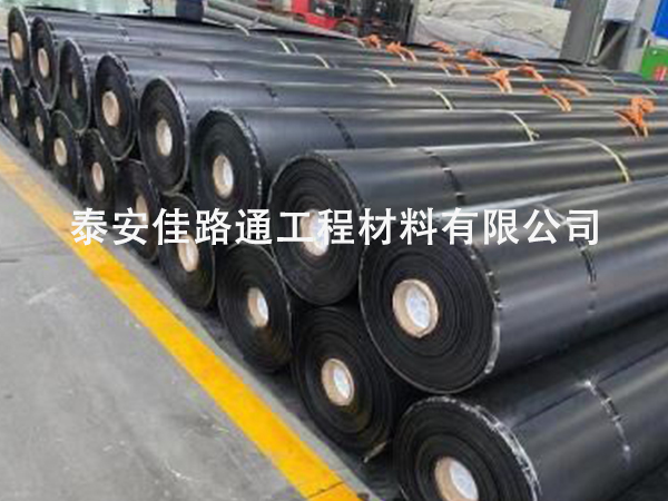 人工湖防滲膜的焊接鋪貼須按步驟進(jìn)行 人工湖防滲膜的焊接鋪貼須按步驟進(jìn)行