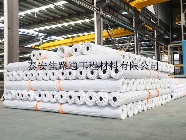 蓄水池防滲膜為何能在豬場(chǎng)沼氣池中顯身手？