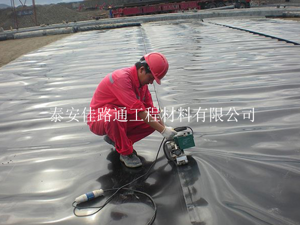 如何順利有效進(jìn)行魚塘防滲膜的基層處理工作？