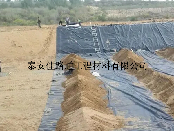 哪些注意事項(xiàng)可有效提升魚塘防滲膜的施工效率？