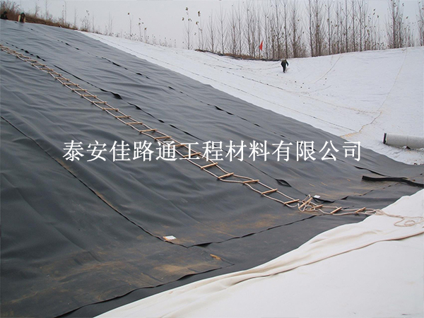 冬季對儲糞池污水防滲膜的施工須格外專注 冬季對儲糞池污水防滲膜的施工須格外專注