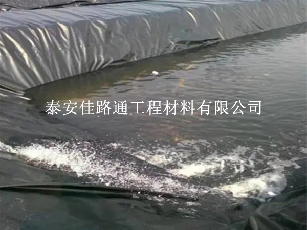 鋪設(shè)魚(yú)蝦養(yǎng)殖防滲膜有5個(gè)鋪設(shè)問(wèn)題須注意