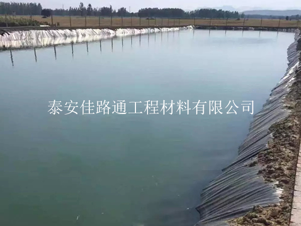 人工湖防滲膜鋪設前如何合理進行基面清理？