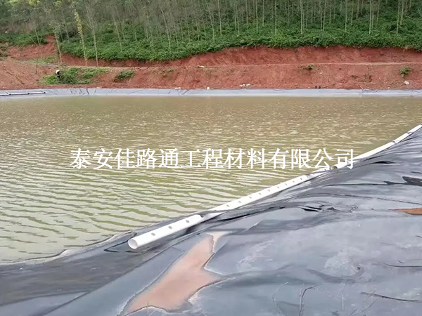 教您如何現(xiàn)場驗收魚塘防滲膜的三個標(biāo)準(zhǔn)？