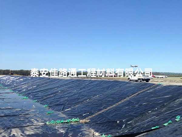 魚塘防滲膜鋪設(shè)完成后為何要進(jìn)行覆土？