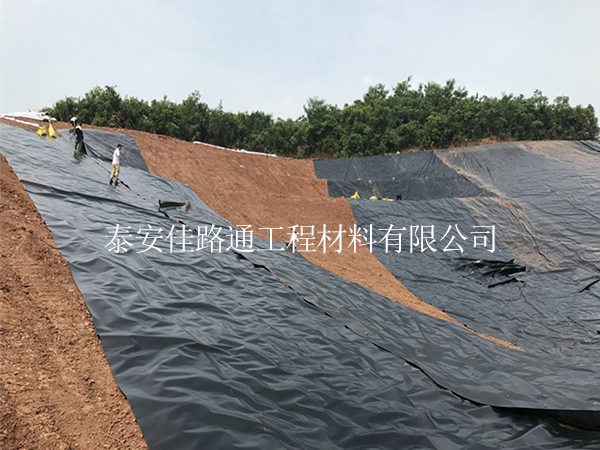 人工湖底部防滲土工膜鋪設(shè):綠色生態(tài)與持久耐用的完美結(jié)合 人工湖底部防滲土工膜鋪設(shè):綠色生態(tài)與持久耐用的完美結(jié)合