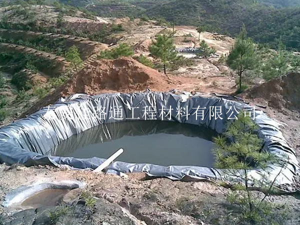 梅雨季節(jié)鋪設防滲土工膜注意事項 梅雨季節(jié)鋪設防滲土工膜注意事項