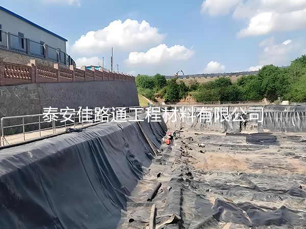 養(yǎng)殖土工膜鋪設(shè)位置變化:變形之謎與應(yīng)對之策 養(yǎng)殖土工膜鋪設(shè)位置變化:變形之謎與應(yīng)對之策