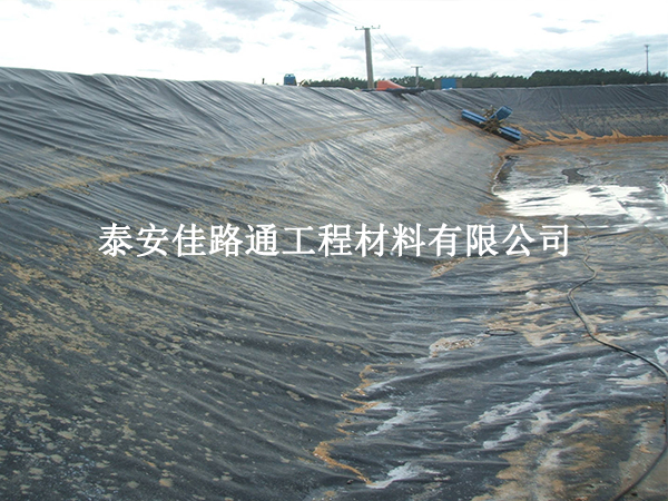 糙面土工膜在坡面防滲中的重要作用 糙面土工膜在坡面防滲中的重要作用