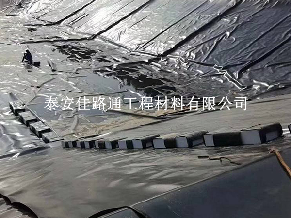 養(yǎng)殖防滲膜總在邊角漏？這些鋪設(shè)技巧要掌握